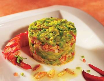 Torte von Avocado und Hummer in Pinienvinaigrette Torte von Avocado und Hummer in Pinienvinaigrette