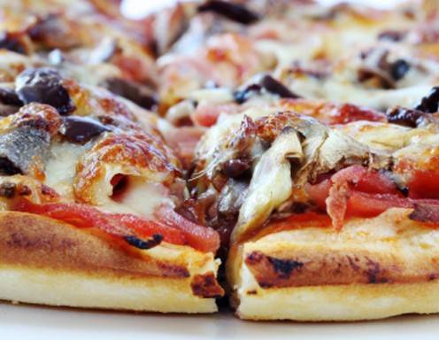 Pizza mit Sardellen und Oliven Rezept - ichkoche.de