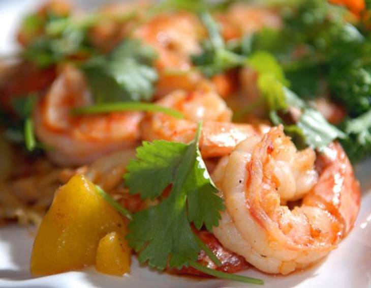 Salat von sauer eingelegtem Frühlingsgemüse und Shrimps