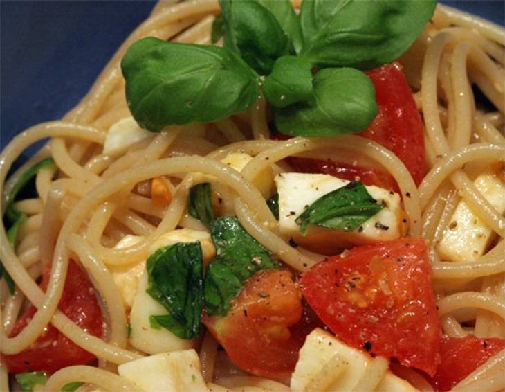 Spaghetti alla salsa cruda Spaghetti alla salsa cruda
