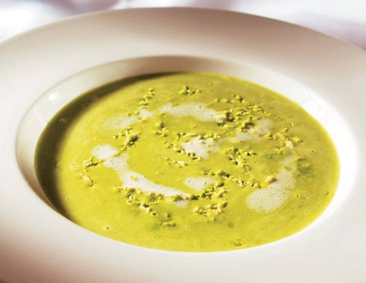 Erbsenvelouté mit Romanasalat Erbsenvelouté mit Romanasalat