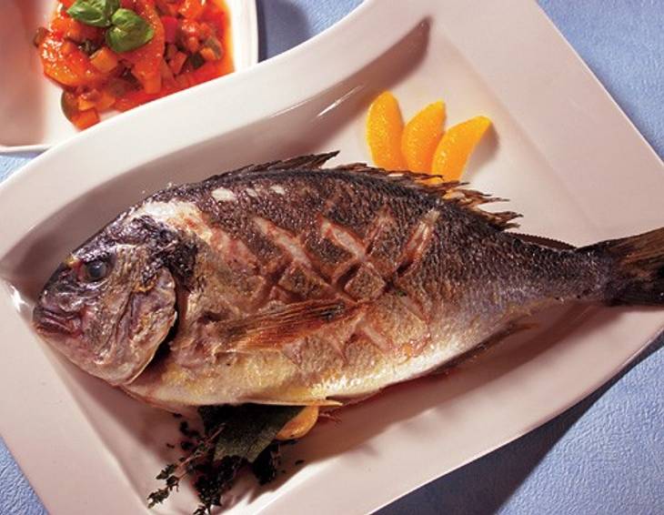 Goldbrasse mit Orangen-Ratatouille Goldbrasse mit Orangen-Ratatouille