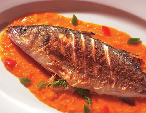 Wolfsbarsch mit pikanter Paprikasauce Rezept - ichkoche.at Wolfsbarsch mit pikanter Paprikasauce Rezept - ichkoche.at