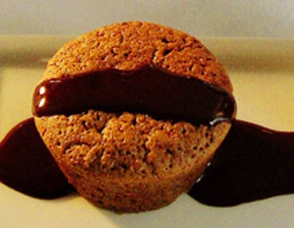 Warmer Schoko-Kuchen "im Hemd" auf Wiener Art Warmer Schoko-Kuchen "im Hemd" auf Wiener Art