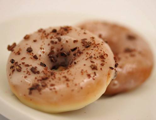 Donuts mit Zuckerguss und Schokostreusel