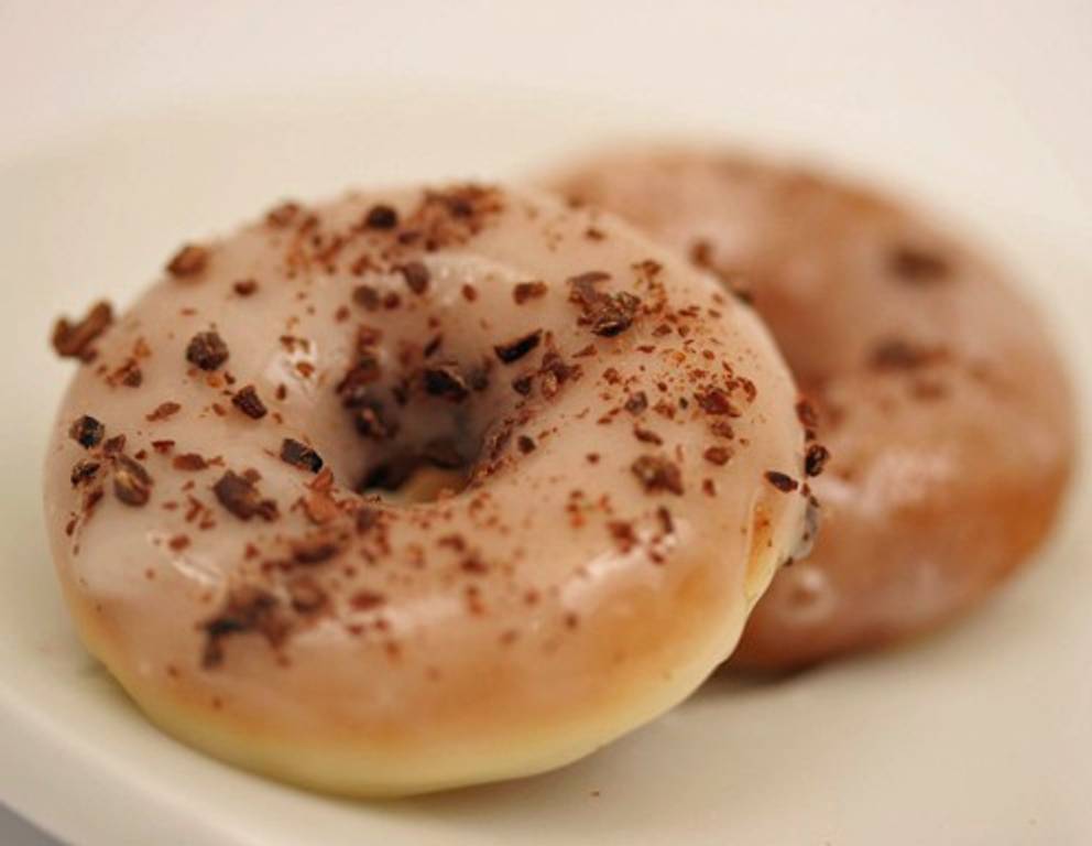 Donuts mit Zuckerguss und Schokostreusel