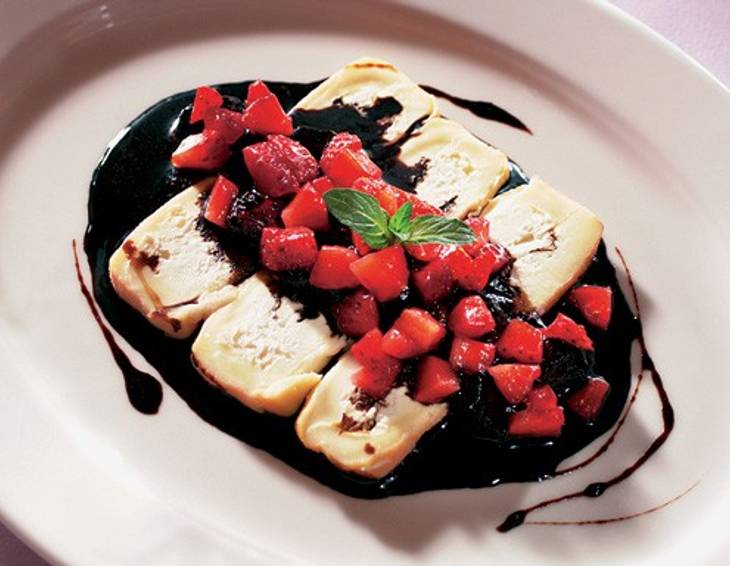 Roter Ziegenkäse mit warmen Balsamico-Erdbeeren Roter Ziegenkäse mit warmen Balsamico-Erdbeeren