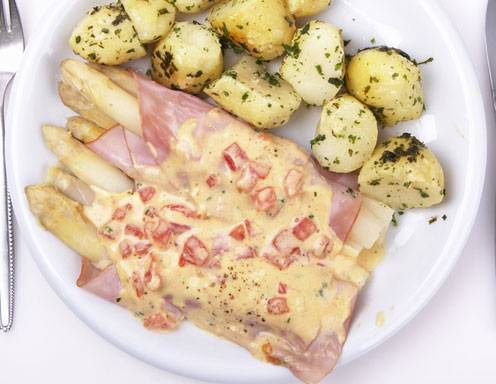 Stangenspargel mit Schinken und Käse