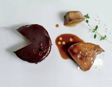 Gänseleber mit geschärfter Schokolade & Erdmandelöl Gänseleber mit geschärfter Schokolade & Erdmandelöl
