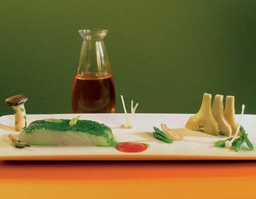 Steinbutt mit Artischocken, Pilzen & Kräuter-Erdmandelessenz Steinbutt mit Artischocken, Pilzen & Kräuter-Erdmandelessenz