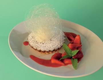 Schokoladen-Hanftarte mit Vanilleeis und Erdbeerragout Schokoladen-Hanftarte mit Vanilleeis und Erdbeerragout
