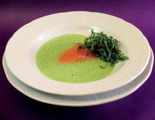 Rucolaschaumsuppe mit Lachsforelle und frittiertem Rucola Rezept ... Rucolaschaumsuppe mit Lachsforelle und frittiertem Rucola Rezept ...