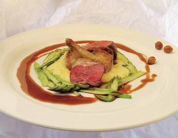 Gebratene Tauben auf Haselnusspolenta mit grünem Spargelsauté Gebratene Tauben auf Haselnusspolenta mit grünem Spargelsauté