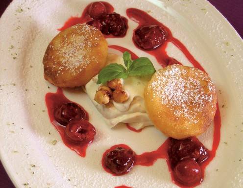 Rahmdalken auf geschmolzenen Himbeeren mit Krokantobers Rezept ... Rahmdalken auf geschmolzenen Himbeeren mit Krokantobers Rezept ...