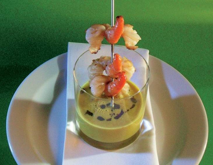 Kürbis-Curryschaum-Suppe mit gebratenen Garnelen Kürbis-Curryschaum-Suppe mit gebratenen Garnelen