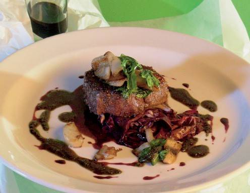 Rinderfilet mit geschmortem Radicchio,Topinambur und Kürbiskernpesto ...