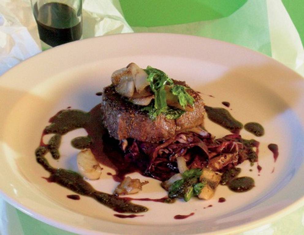 Rinderfilet mit geschmortem Radicchio,Topinambur und Kürbiskernpesto Rinderfilet mit geschmortem Radicchio,Topinambur und Kürbiskernpesto