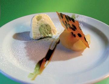 Vanille-Kürbisparfait mit eingelegter Williamsbirne und Kürbiskernkrokant Vanille-Kürbisparfait mit eingelegter Williamsbirne und Kürbiskernkrokant