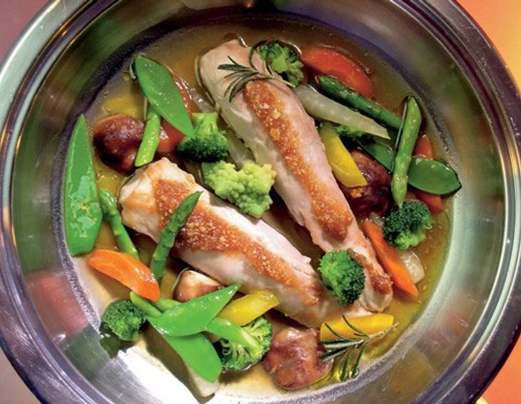 Kaninchenrücken in Mandelöl, gegart mit jungen Gemüsen und Mandelkernpesto Kaninchenrücken in Mandelöl, gegart mit jungen Gemüsen und Mandelkernpesto