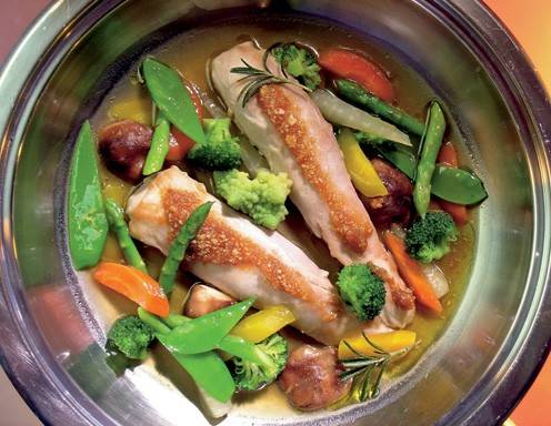 Kaninchenrücken in Mandelöl, gegart mit jungen Gemüsen und ... Kaninchenrücken in Mandelöl, gegart mit jungen Gemüsen und ...