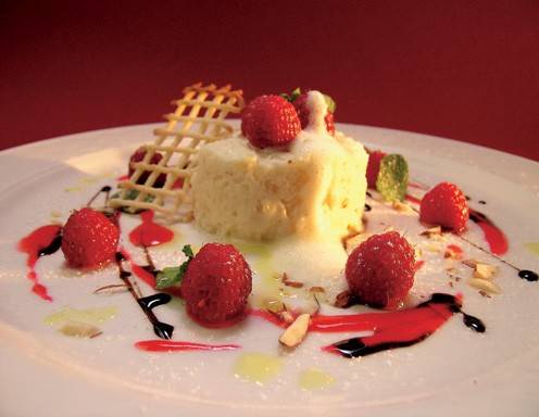 Mousse von gerösteten Mandeln mit Himbeeren und Strohbiskuit Rezept ...