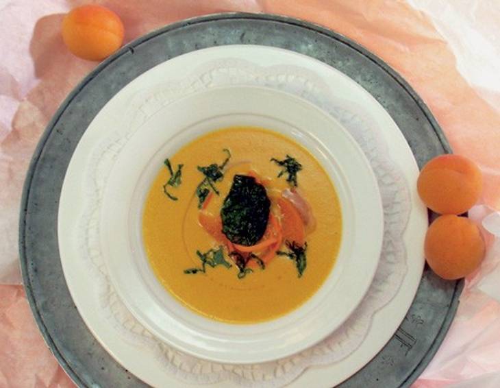 Karotten-Marillensuppe mit Basilikum und Marillenkernöl Karotten-Marillensuppe mit Basilikum und Marillenkernöl