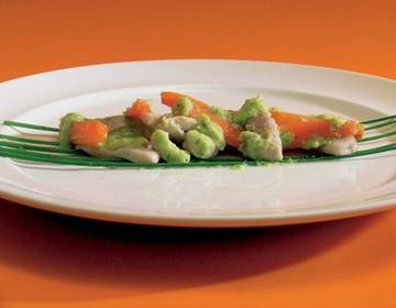 Salat von Gailtaler Forelle mit Karotten und Mandel-Schnittlauchpesto mit Marillenkernöl Salat von Gailtaler Forelle mit Karotten und Mandel-Schnittlauchpesto mit Marillenkernöl