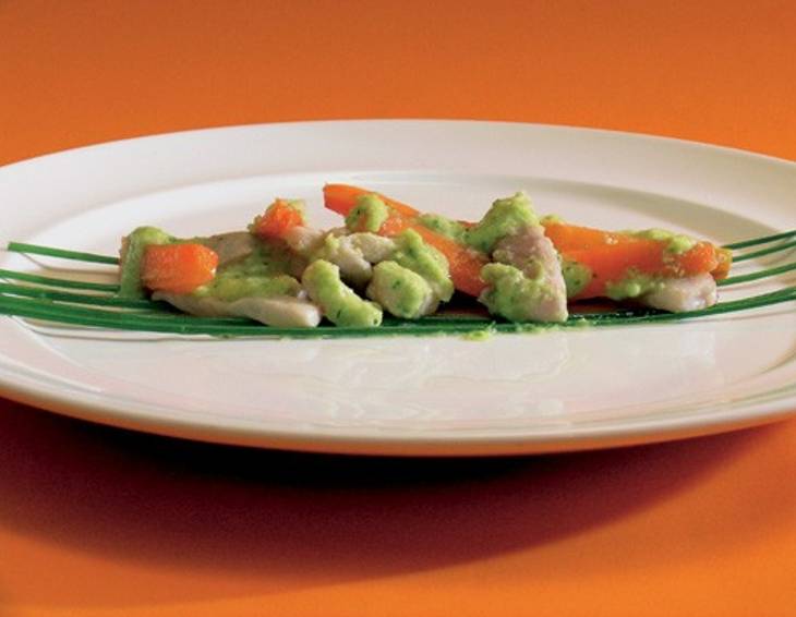 Salat von Gailtaler Forelle mit Karotten und Mandel-Schnittlauchpesto mit Marillenkernöl Salat von Gailtaler Forelle mit Karotten und Mandel-Schnittlauchpesto mit Marillenkernöl