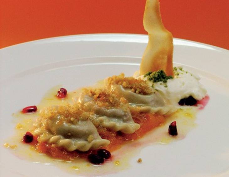 Kärntner Nussnudeln mit Marillenröster und -kernölsaft Kärntner Nussnudeln mit Marillenröster und -kernölsaft