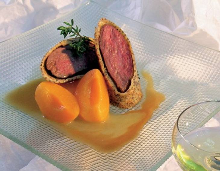 Rehrücken rosa gebraten in der Mohnpalatschinke auf Mohnölsaft Rehrücken rosa gebraten in der Mohnpalatschinke auf Mohnölsaft