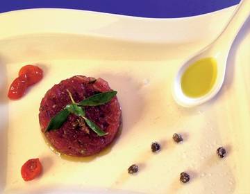 Tatar vom Thunfisch - Tartara di tonno con i tre olii Tatar vom Thunfisch - Tartara di tonno con i tre olii