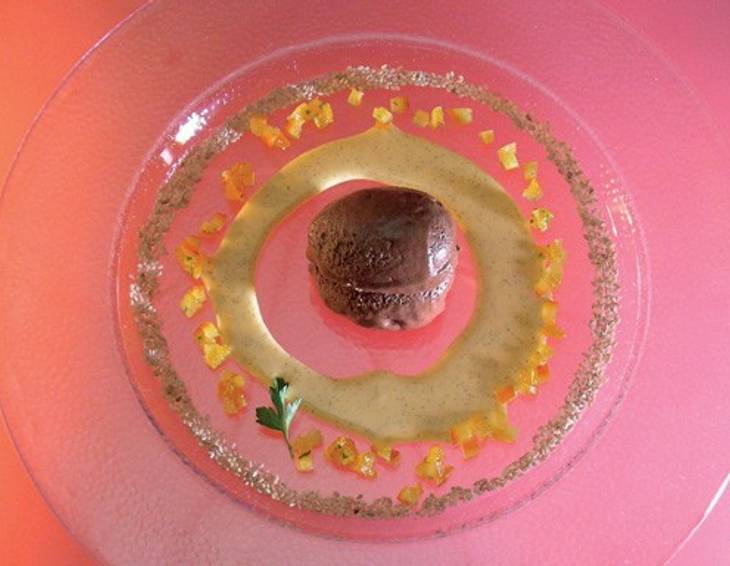 Mousse au Chocolat mit Vanillesauce und Orangenvinaigrette Mousse au Chocolat mit Vanillesauce und Orangenvinaigrette