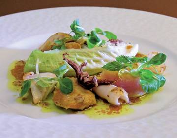 Confiertes Kaninchen mit Calamari und Traubenkernöl Confiertes Kaninchen mit Calamari und Traubenkernöl