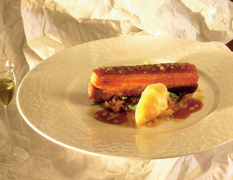 Knuspriger Schweinebauch mit Champagnerkraut und Trauben-Chutneyravioli Knuspriger Schweinebauch mit Champagnerkraut und Trauben-Chutneyravioli