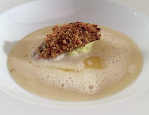 Topinamburcremesuppe mit gebratener Kalbsleber und Walnussöl Rezept ... Topinamburcremesuppe mit gebratener Kalbsleber und Walnussöl Rezept ...