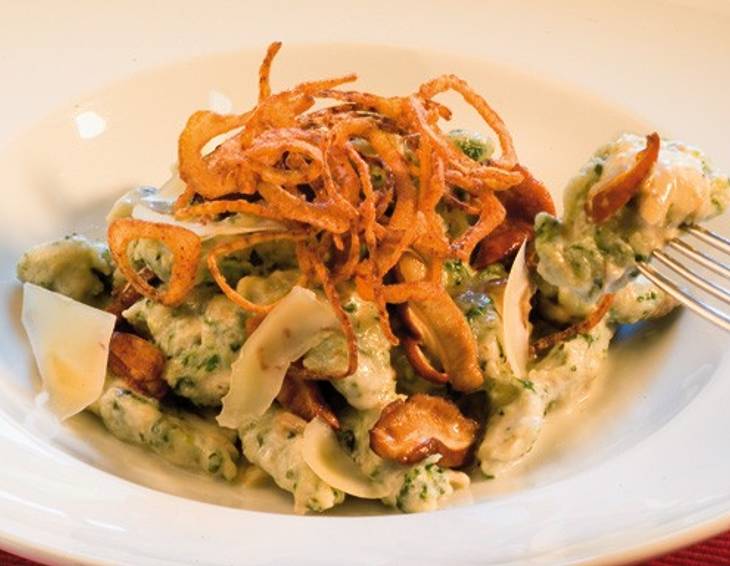 Smetana-Nockerln mit Steinpilzen und Bergkäse Smetana-Nockerln mit Steinpilzen und Bergkäse