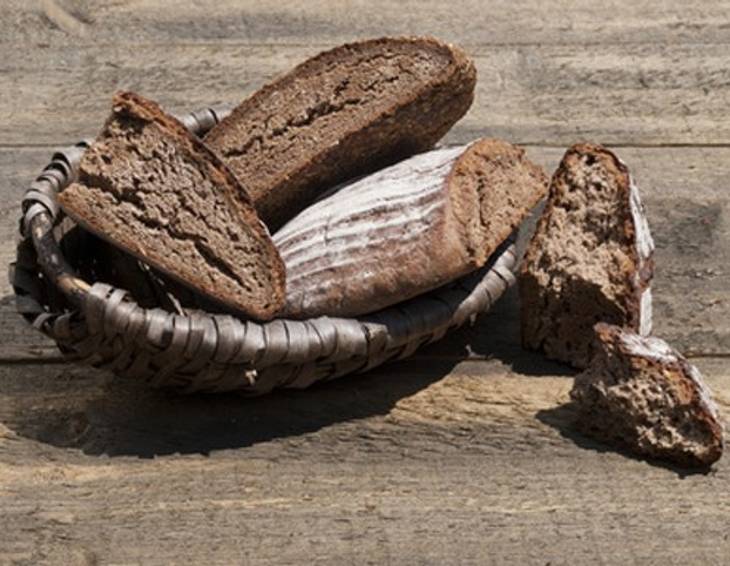 Würziges Käsetartar auf Bauernbrot Würziges Käsetartar auf Bauernbrot