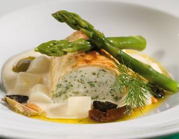 Strudel vom Faaker-See-Zander mit Spargelsauce Strudel vom Faaker-See-Zander mit Spargelsauce
