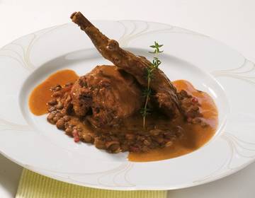 Wild- oder Hauskaninchen auf Specklinsen Wild- oder Hauskaninchen auf Specklinsen