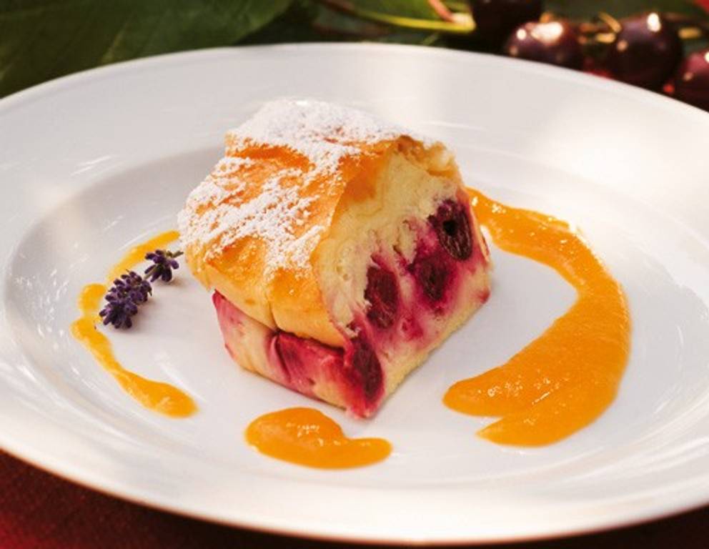 Topfen-Kirschstrudel mit Marillenmus Topfen-Kirschstrudel mit Marillenmus