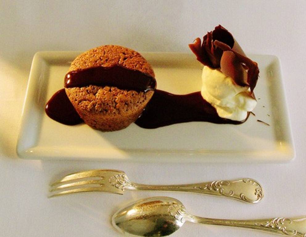 Schokokuchen mit Schlagobers und Schokoladensoße Schokokuchen mit Schlagobers und Schokoladensoße