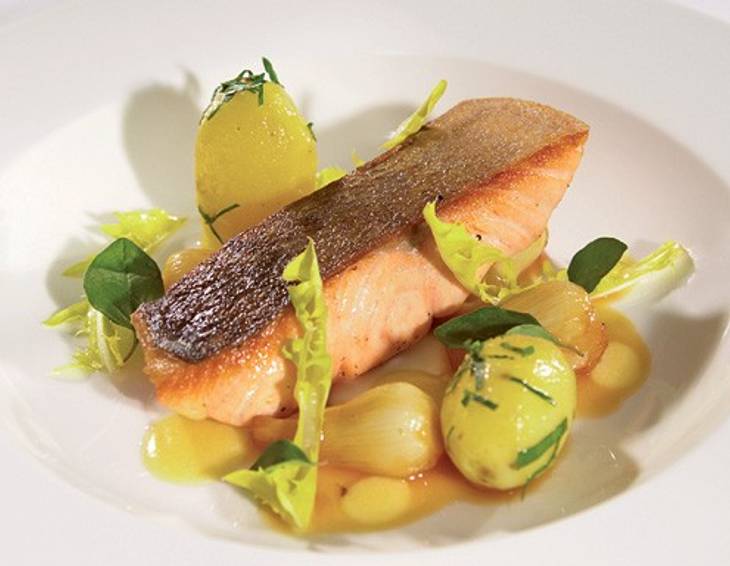 Alpenlachsfilet mit Majoranschalotten Alpenlachsfilet mit Majoranschalotten