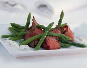 Rosa Limousin-Rücken mit Wildspargel und Sauce Tatar Rosa Limousin-Rücken mit Wildspargel und Sauce Tatar