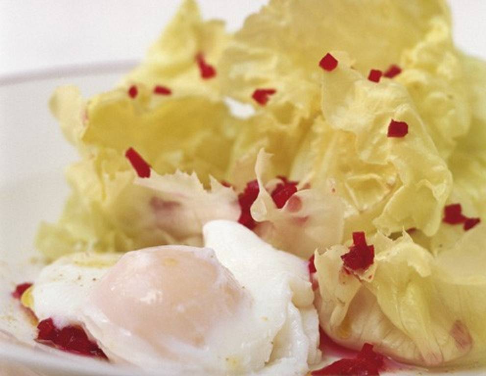 Grüner Häuptelsalat mit roten Rüben und verlorenem Ei Grüner Häuptelsalat mit roten Rüben und verlorenem Ei