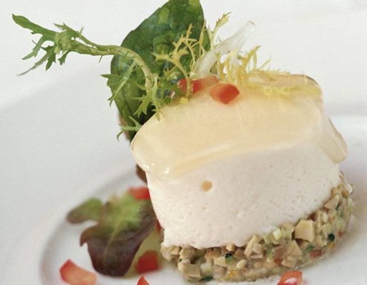 Avocadosalat mit weißem Paradeis-Mousse Avocadosalat mit weißem Paradeis-Mousse