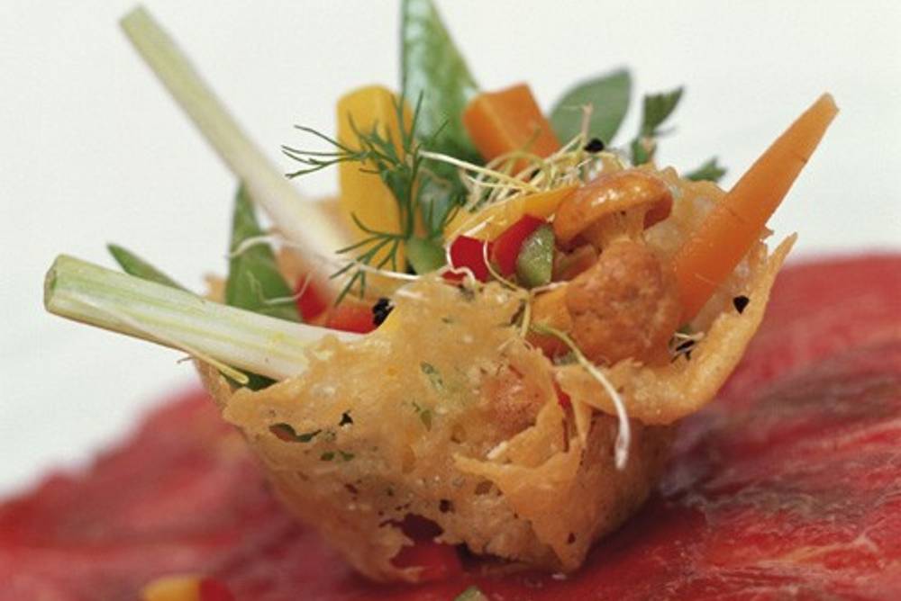 Carpaccio vom Limousin-Rind mit Gemüsesalat im Parmesankorb Carpaccio vom Limousin-Rind mit Gemüsesalat im Parmesankorb