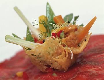 Carpaccio vom Limousin-Rind mit Gemüsesalat im Parmesankorb Carpaccio vom Limousin-Rind mit Gemüsesalat im Parmesankorb