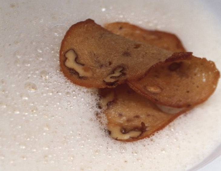 Feuersbrunner Riesling-Schaumsuppe mit Nussbrotblättern Feuersbrunner Riesling-Schaumsuppe mit Nussbrotblättern
