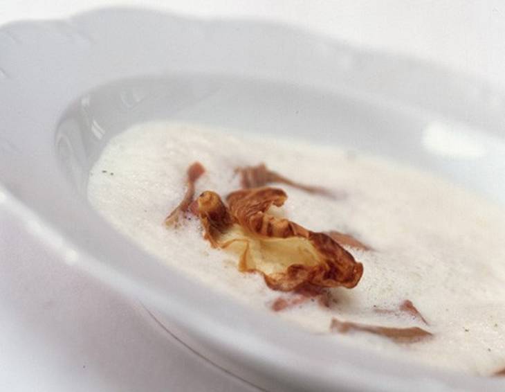 Zellerrahmsuppe mit Kalbszungenstreifen Zellerrahmsuppe mit Kalbszungenstreifen