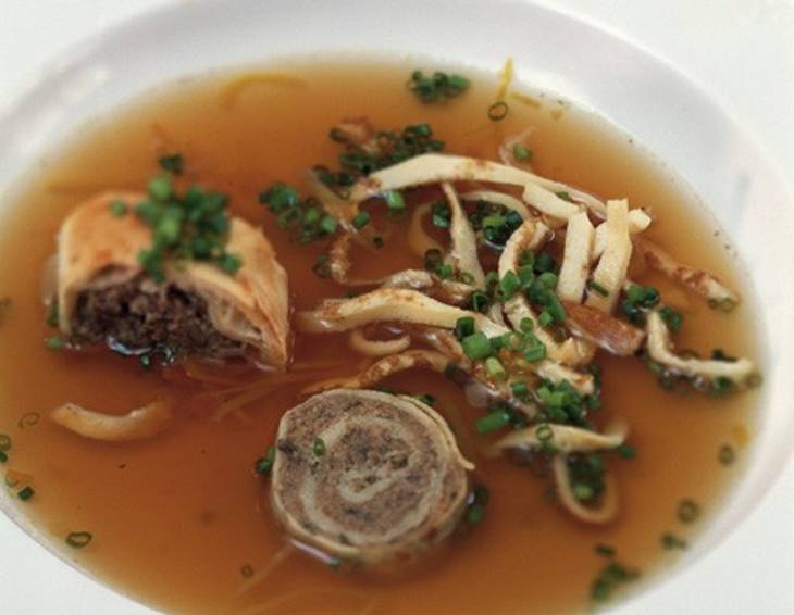Rindsuppe mit klassischen Einlagen Rindsuppe mit klassischen Einlagen